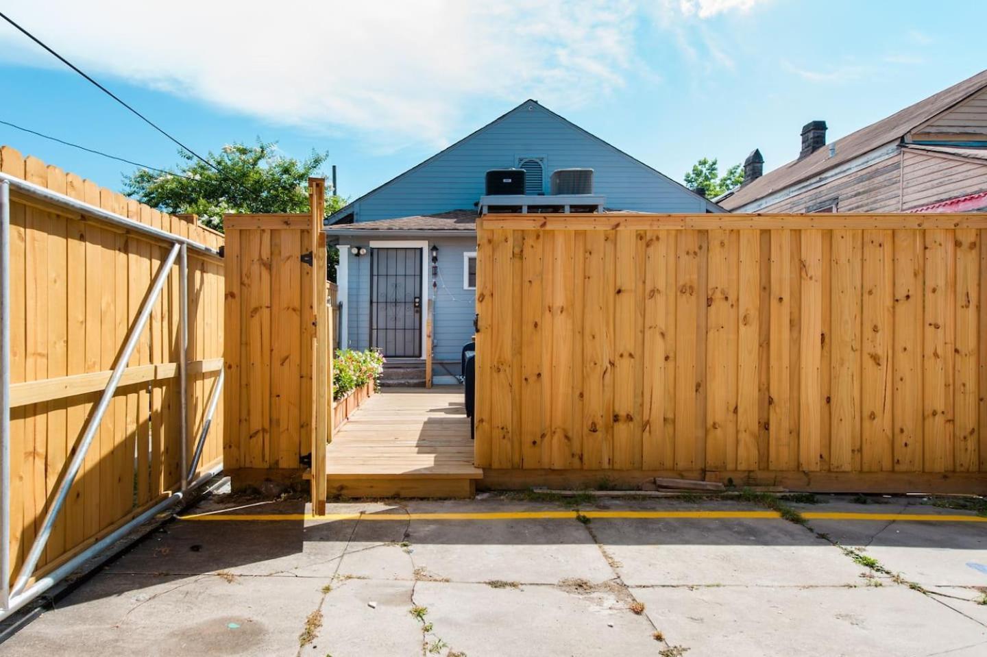 Shotgun Craftman House With Private Patio