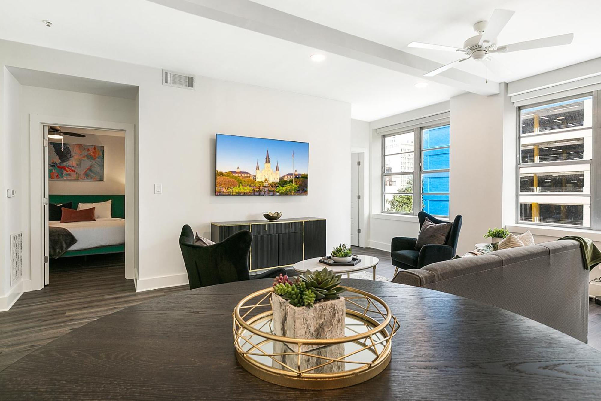 Spacious Luxury 4br Moments From French Quarter Apartment *
