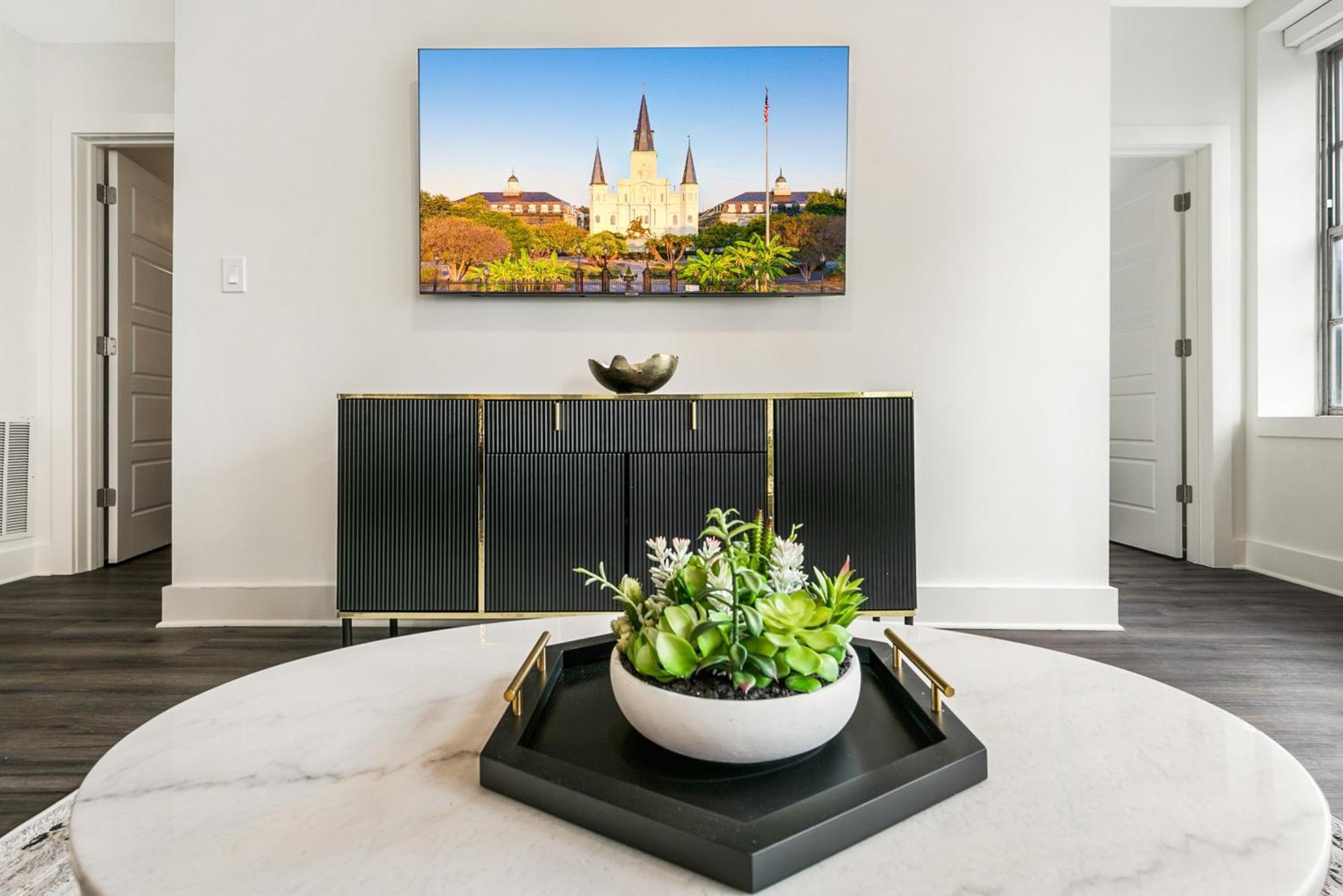 Spacious Luxury 4br Moments From French Quarter Apartment *