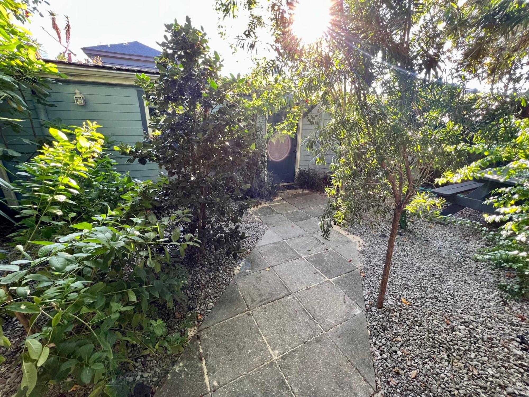 One Bedroom With Hot Tub 2 Blocks To Magazine Street Apartment