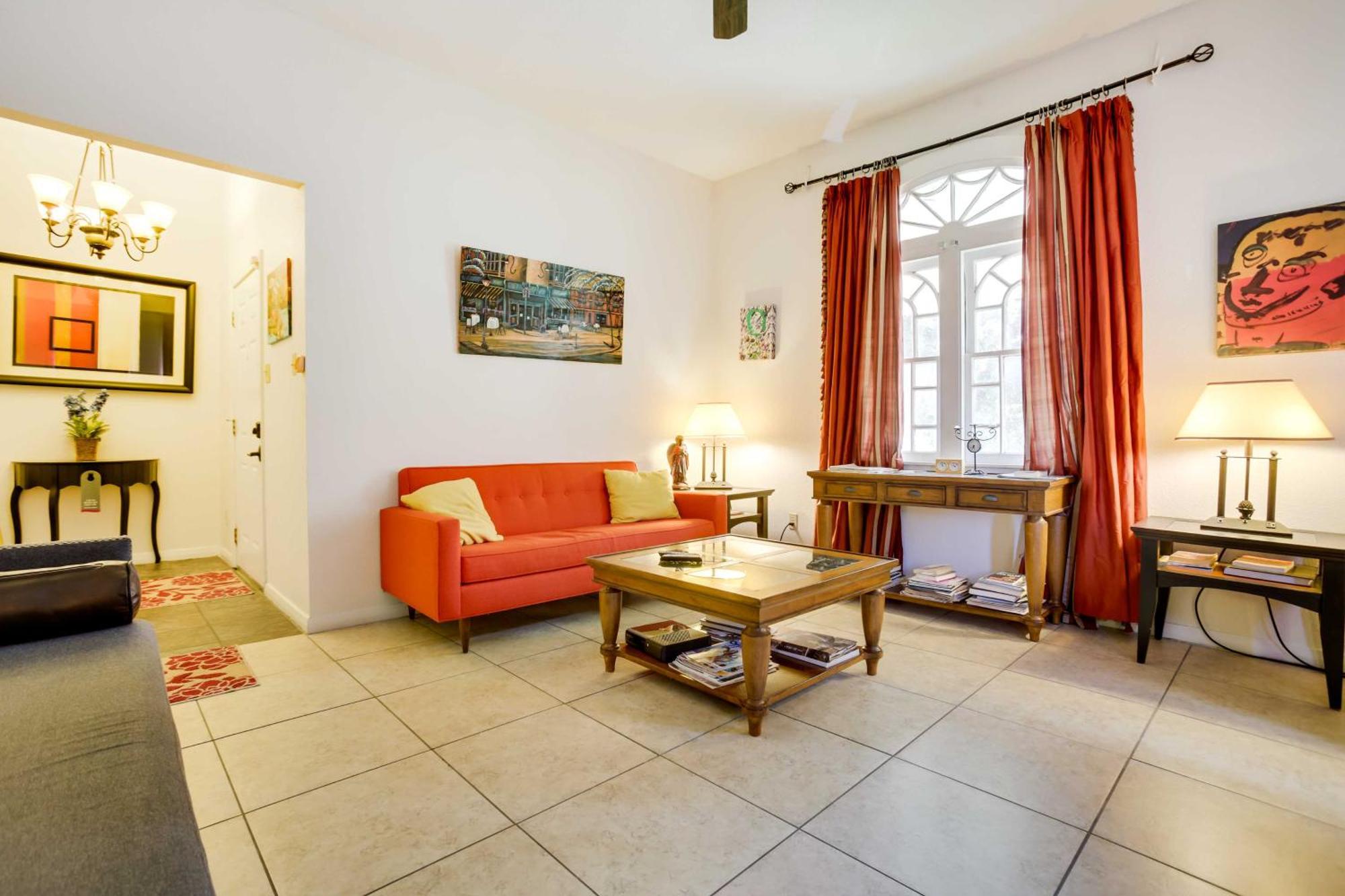 Great - 4 Miles From Downtown! *