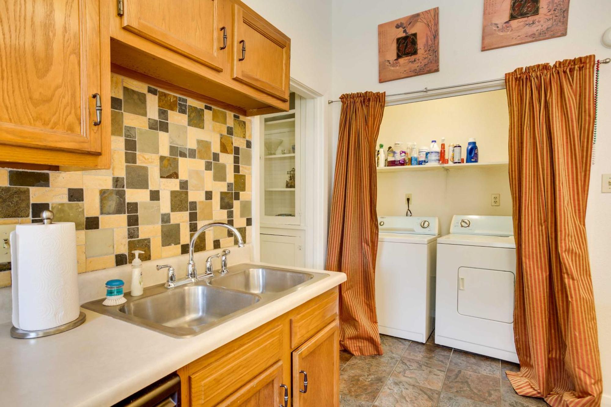 Great - 4 Miles From Downtown! *