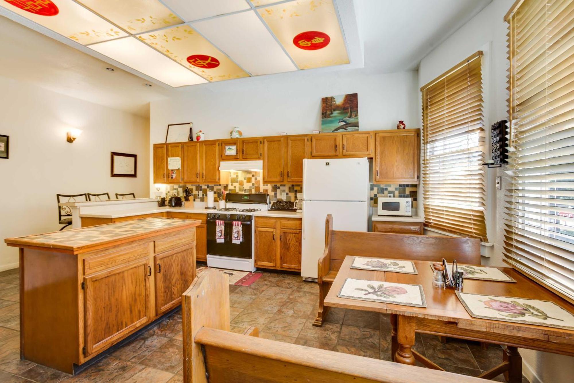 Great - 4 Miles From Downtown! Apartment