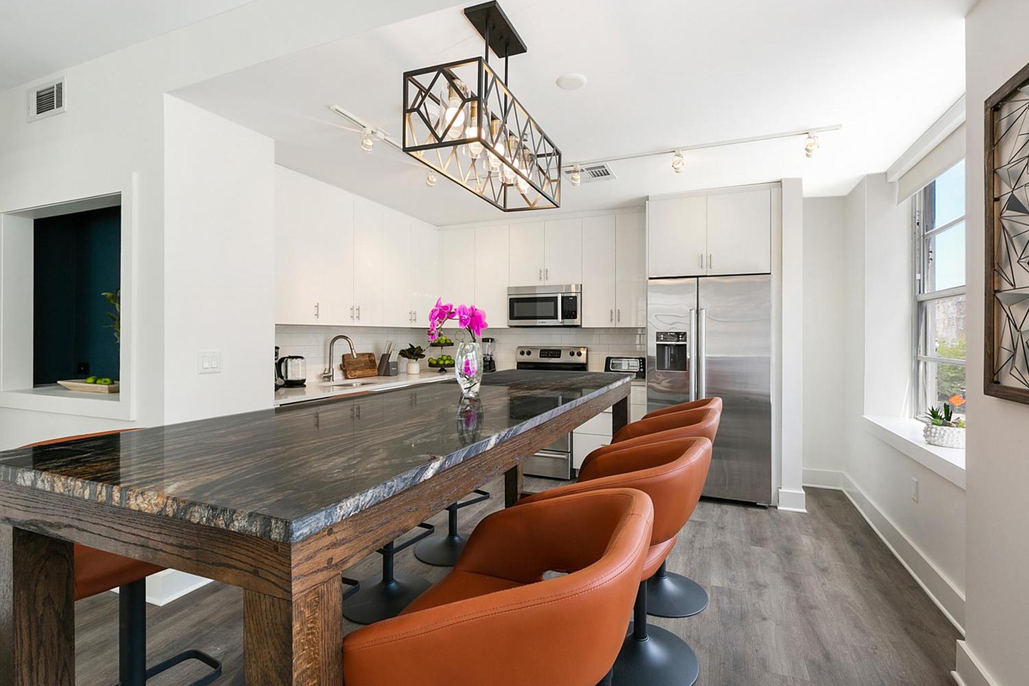 Chic 4br In California Building