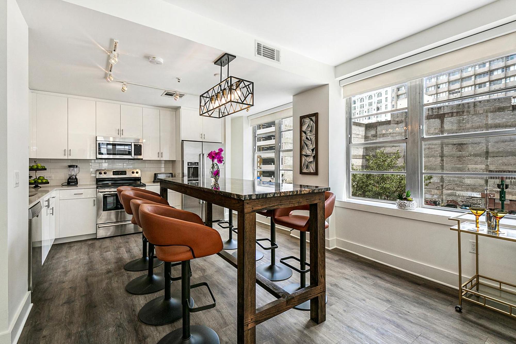 Chic 4br In California Building Apartment
