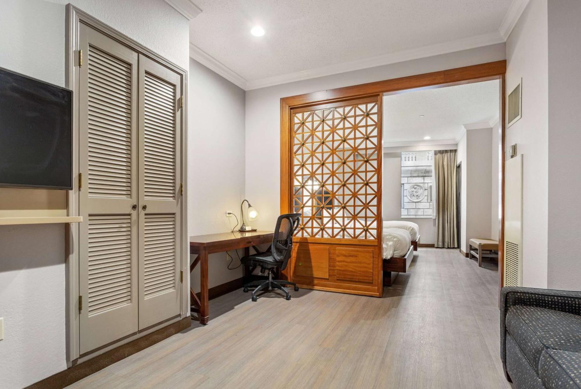 Hotel Wyndham Garden Baronne Plaza