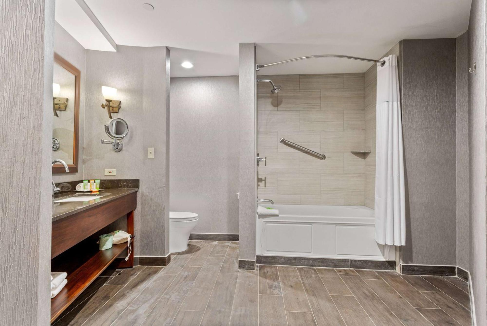 Wyndham Garden Baronne Plaza