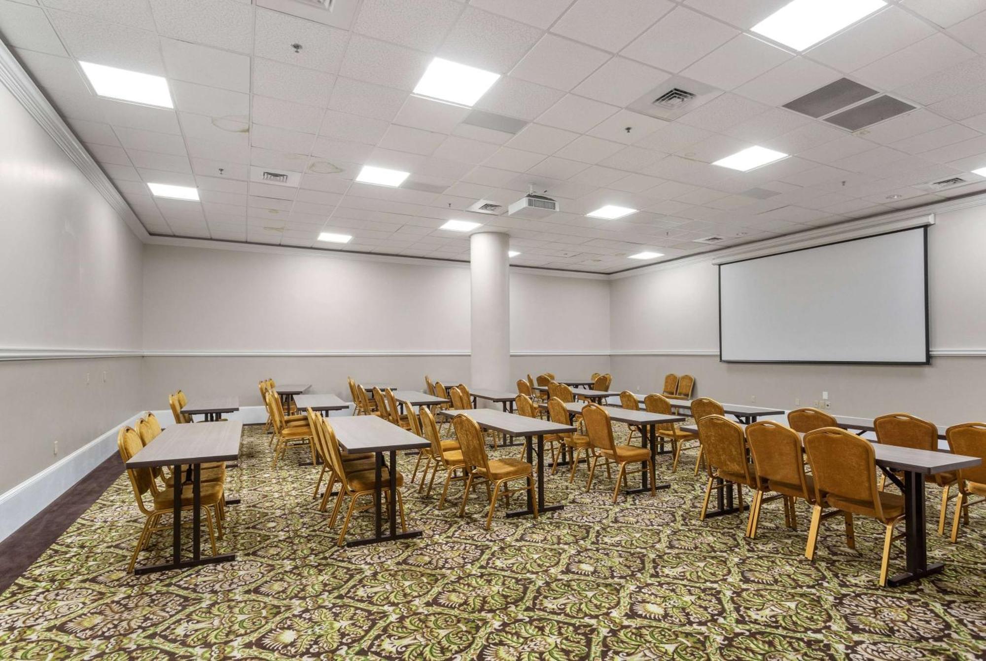 Hotel Wyndham Garden Baronne Plaza 3*