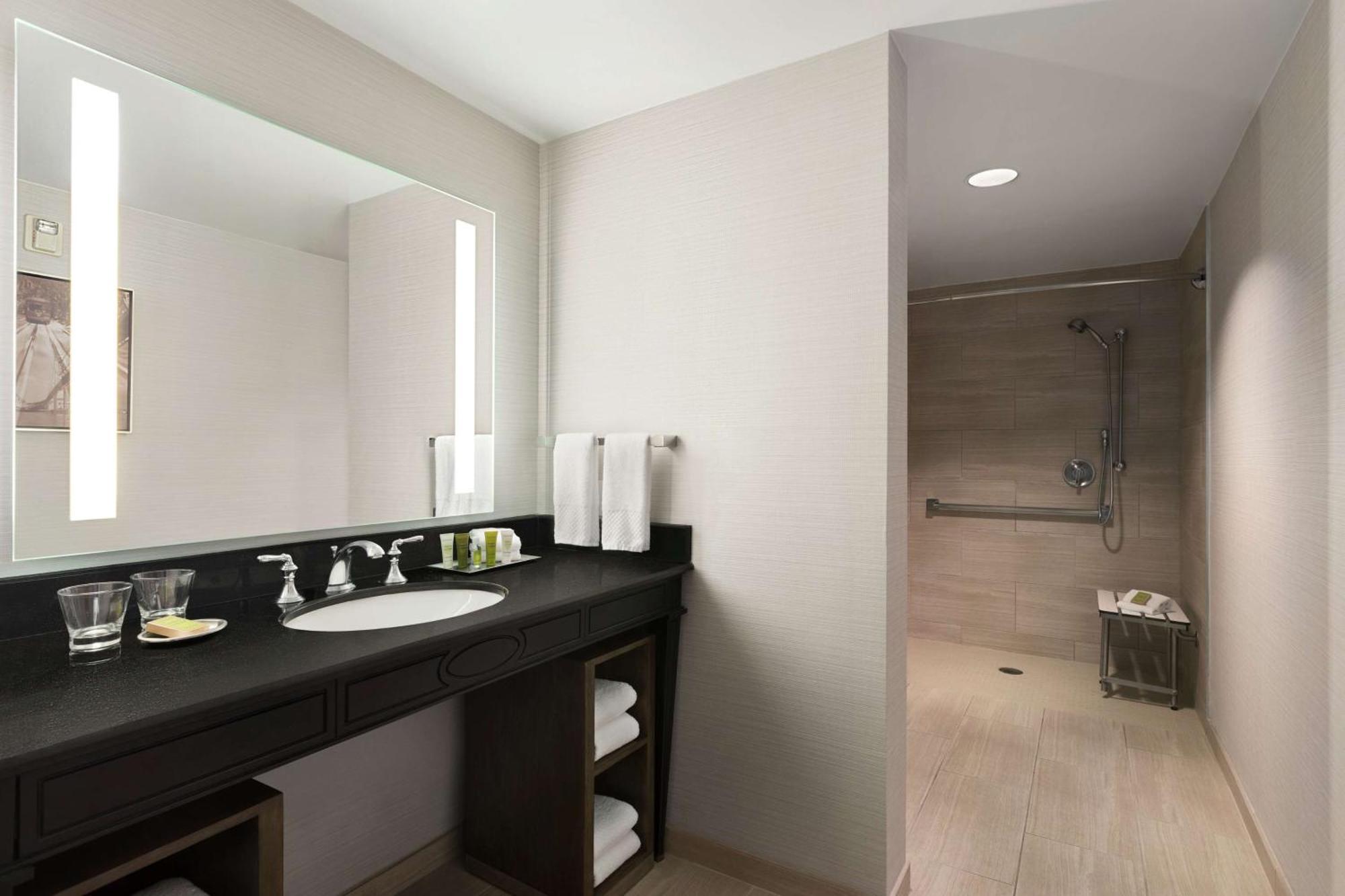 Hilton / St. Charles Avenue Hotel 4*