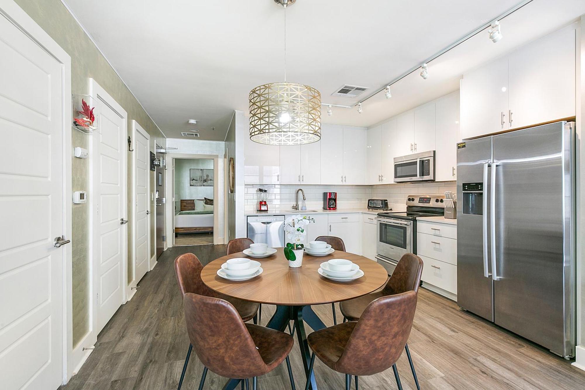 California Building Oasis: 1br In Vibrant Apartment *
