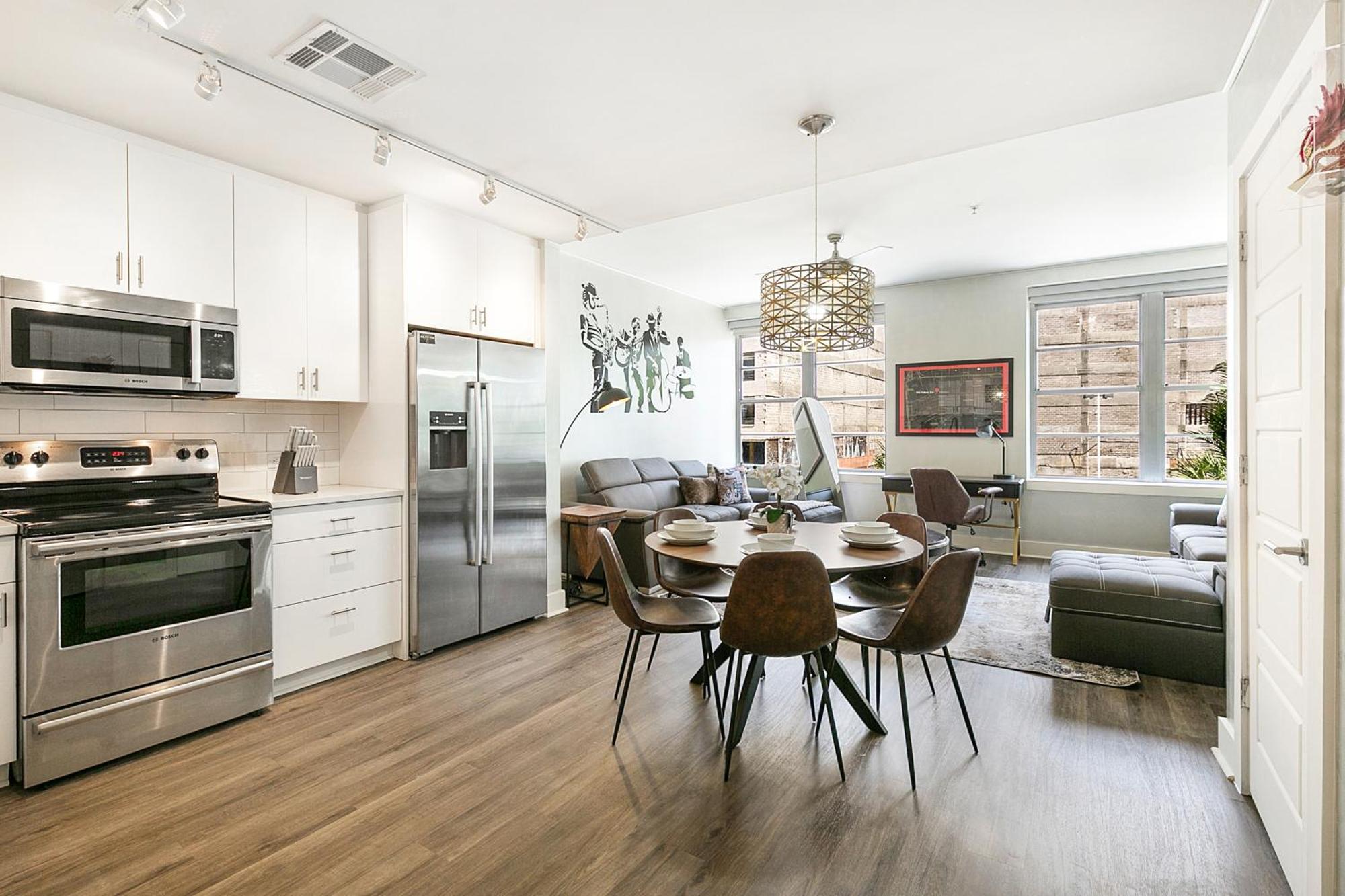 California Building Oasis: 1br In Vibrant Apartment