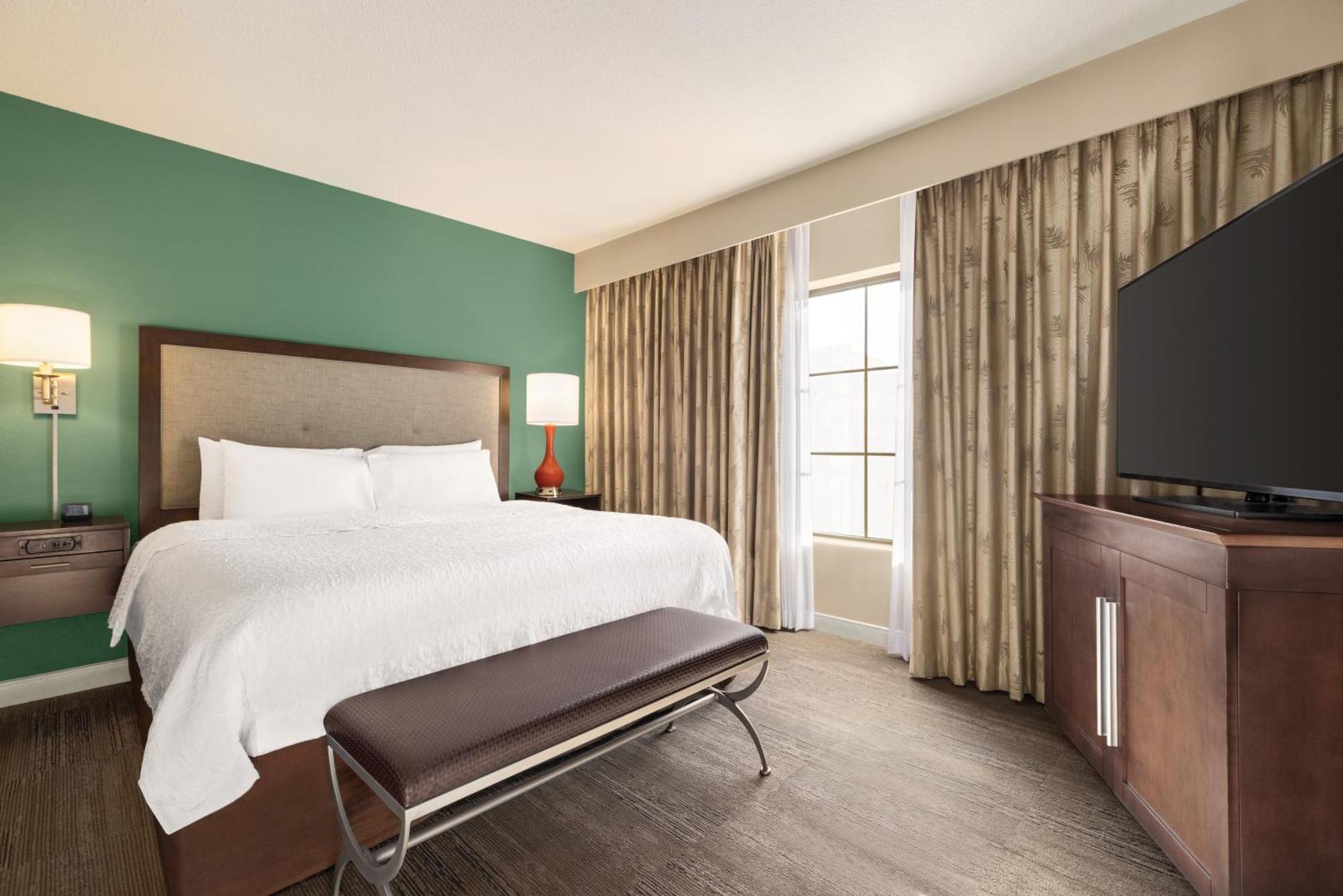 Hampton And Convention Center Hotel 3*