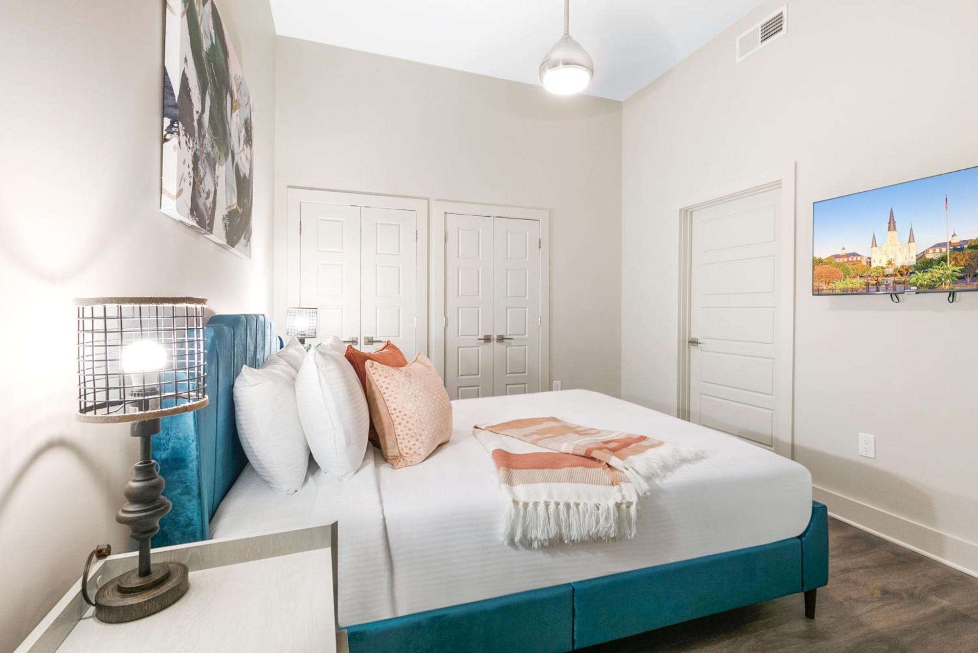 Spacious 4b Oasis Steps From French Quarter - Your Nola Dream Awaits! Apartment *