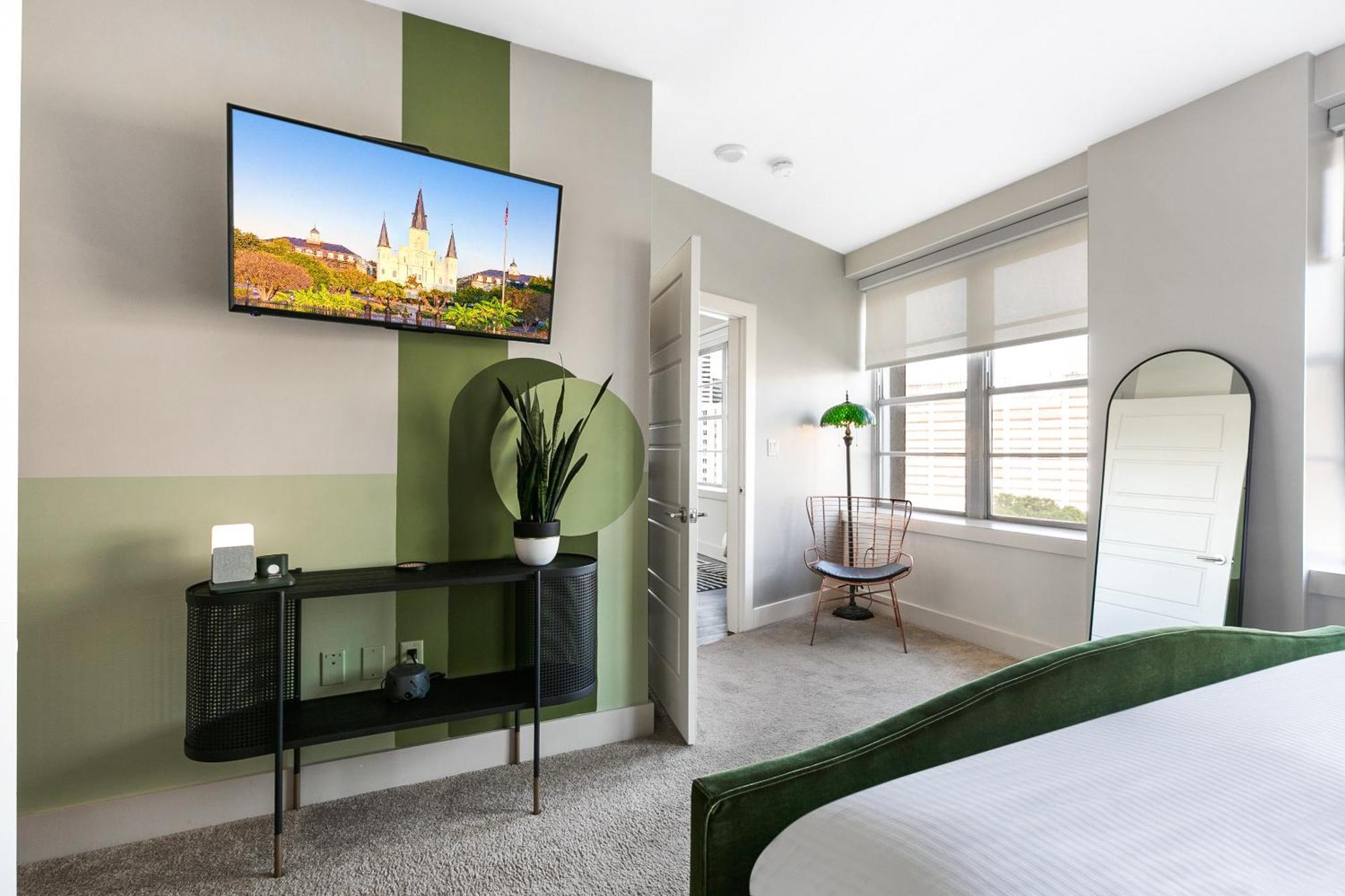 Luxury 2-bedroom Steps Away From The French Quarter Apartment *
