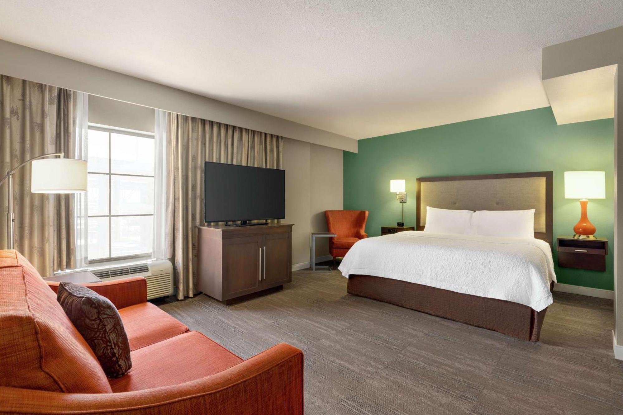 Hampton And Convention Center Hotel
