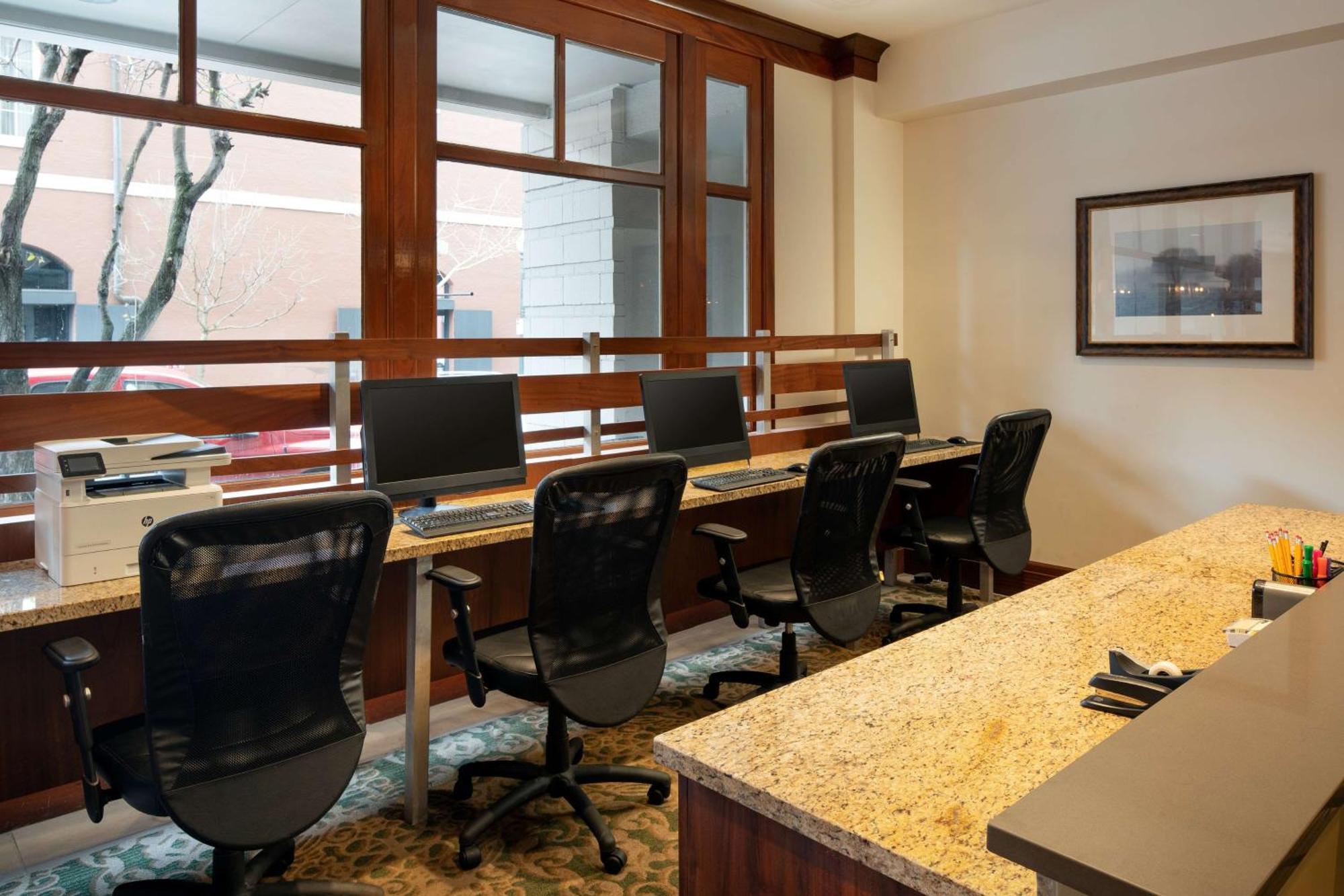 Hotel Embassy By Hilton Convention Center 3*