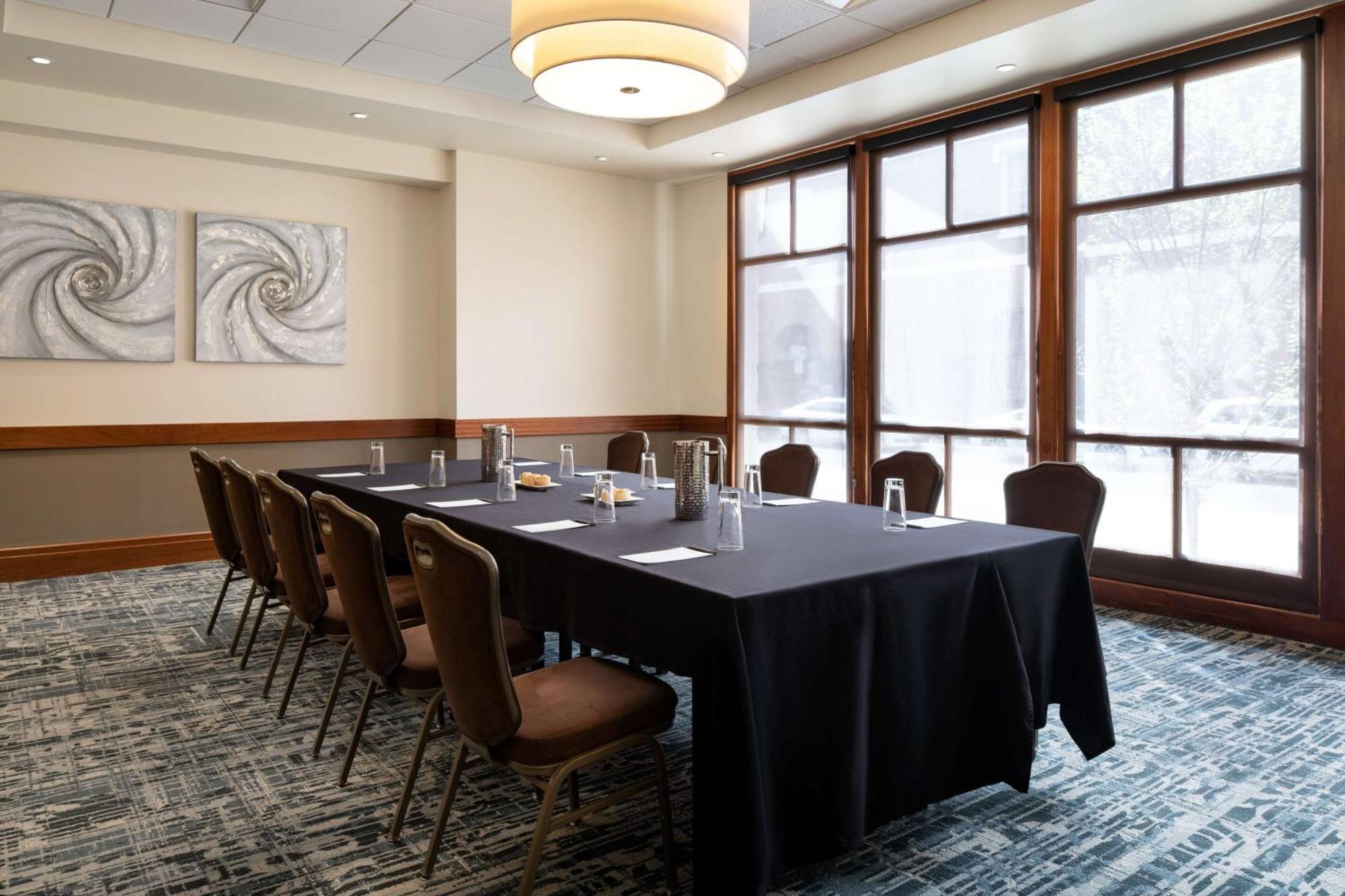 Hotel Embassy By Hilton Convention Center 3*