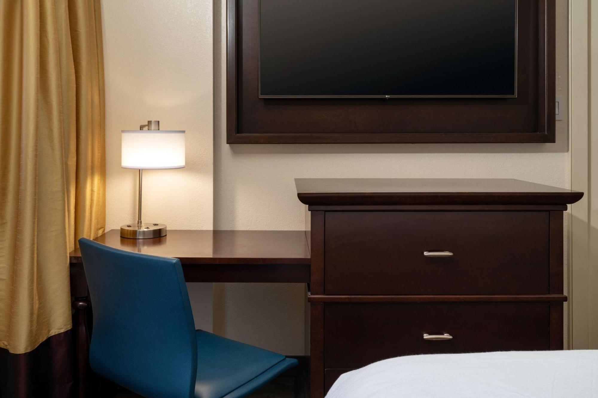 Hotel Embassy By Hilton Convention Center