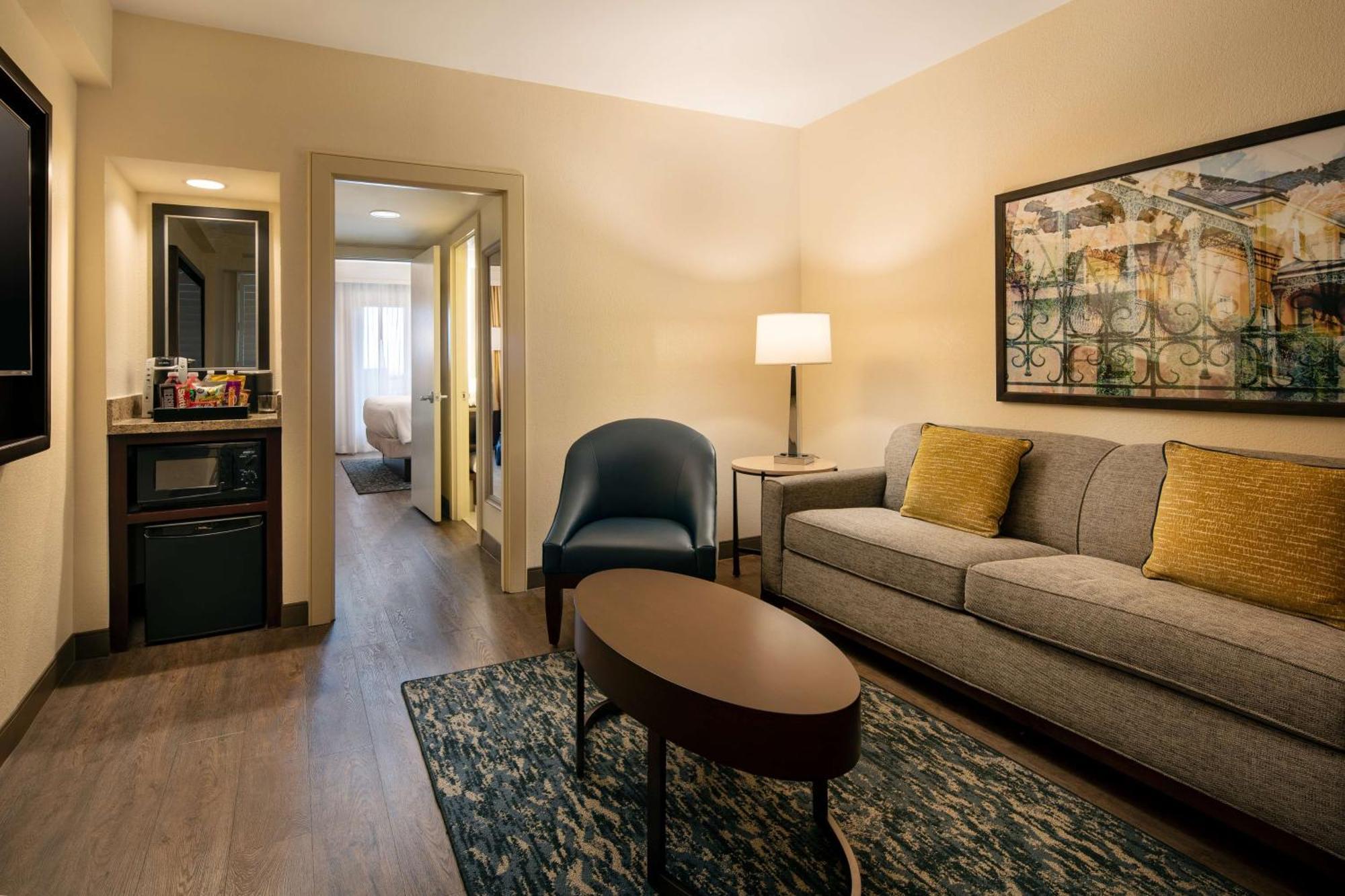Hotel Embassy By Hilton Convention Center 3*