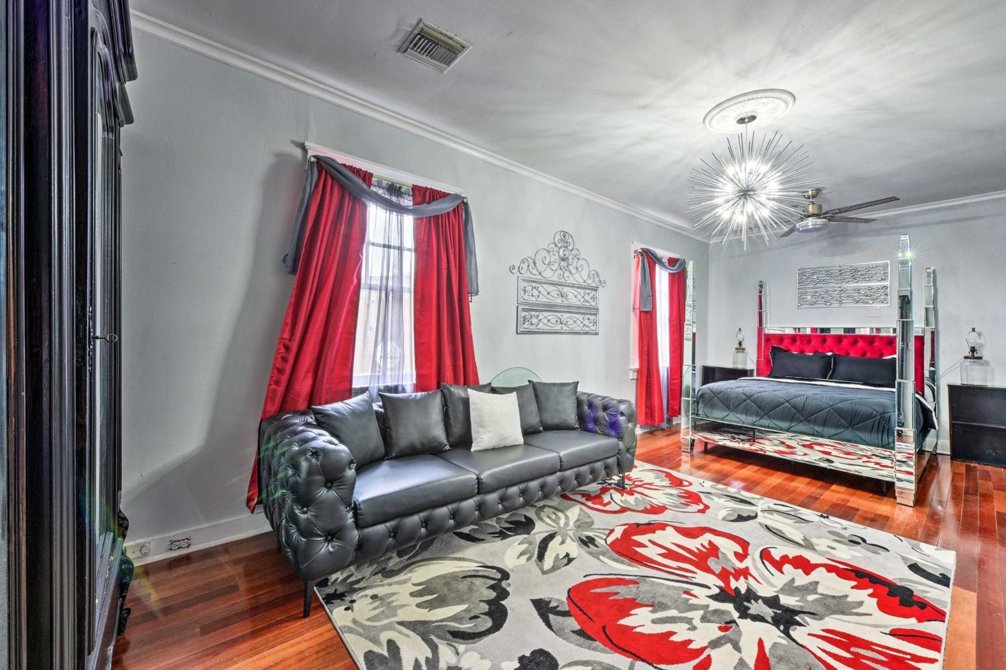Holiday home Glam Vacation With Deck!