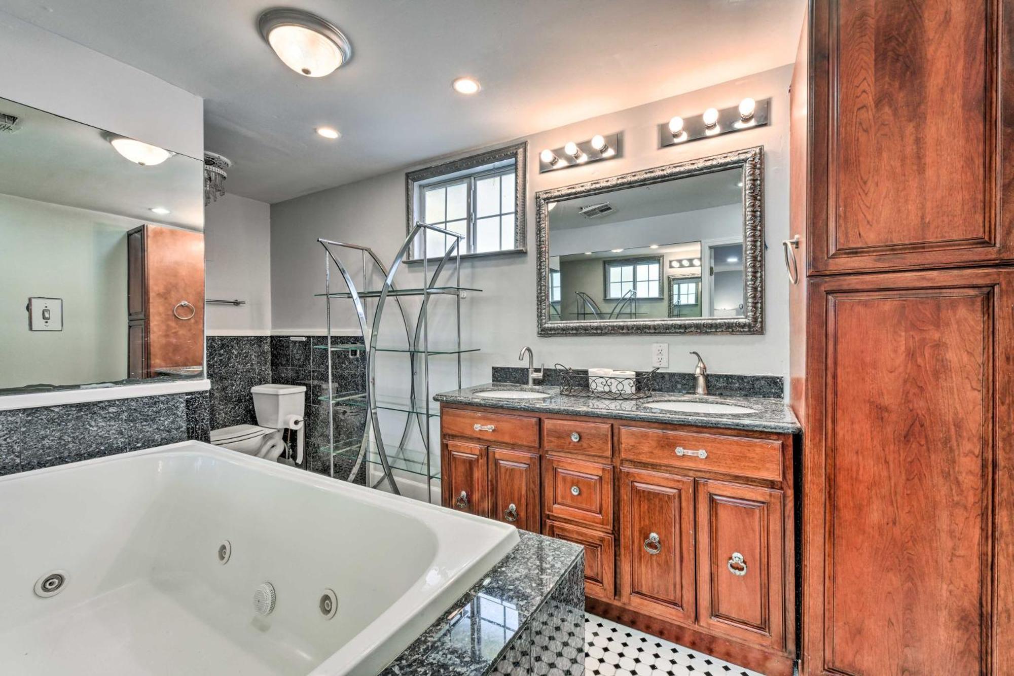 Glam Vacation With Deck! Holiday home New Orleans