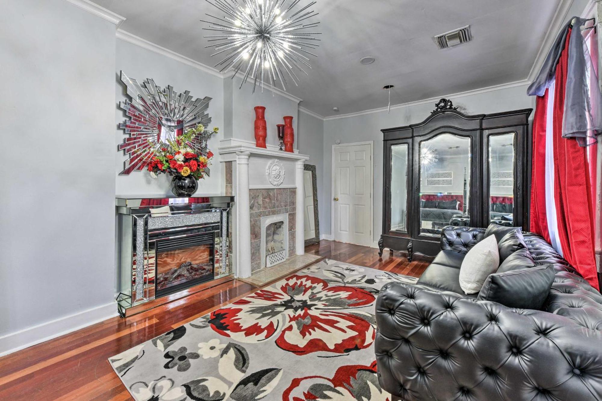 Glam Vacation With Deck! Holiday home