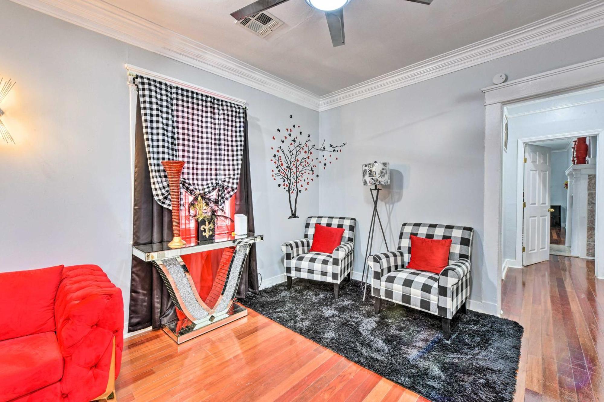 Glam Vacation With Deck! Holiday home New Orleans