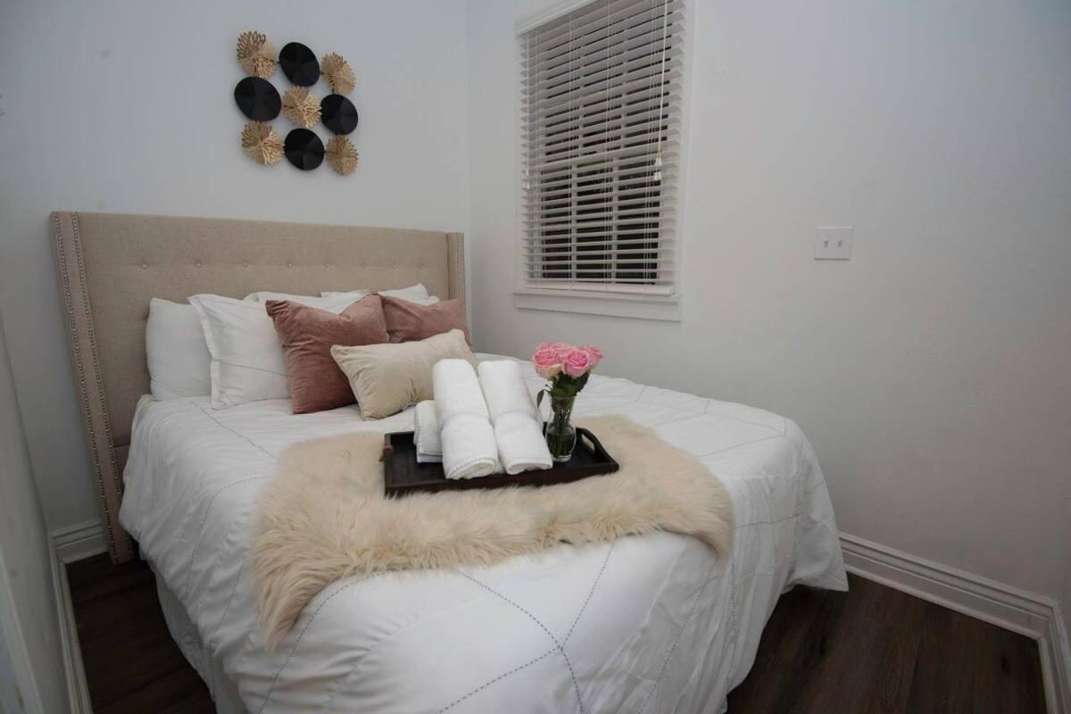 5 Bedroom - Sleeps 8! Steps From Bourbon Street! *