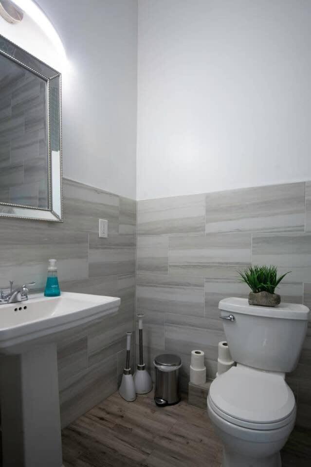 Villa 5 Bedroom - Sleeps 8! Steps From Bourbon Street! New Orleans