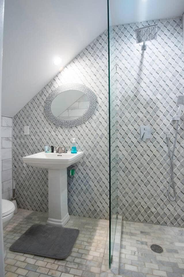 Villa 5 Bedroom - Sleeps 8! Steps From Bourbon Street! New Orleans