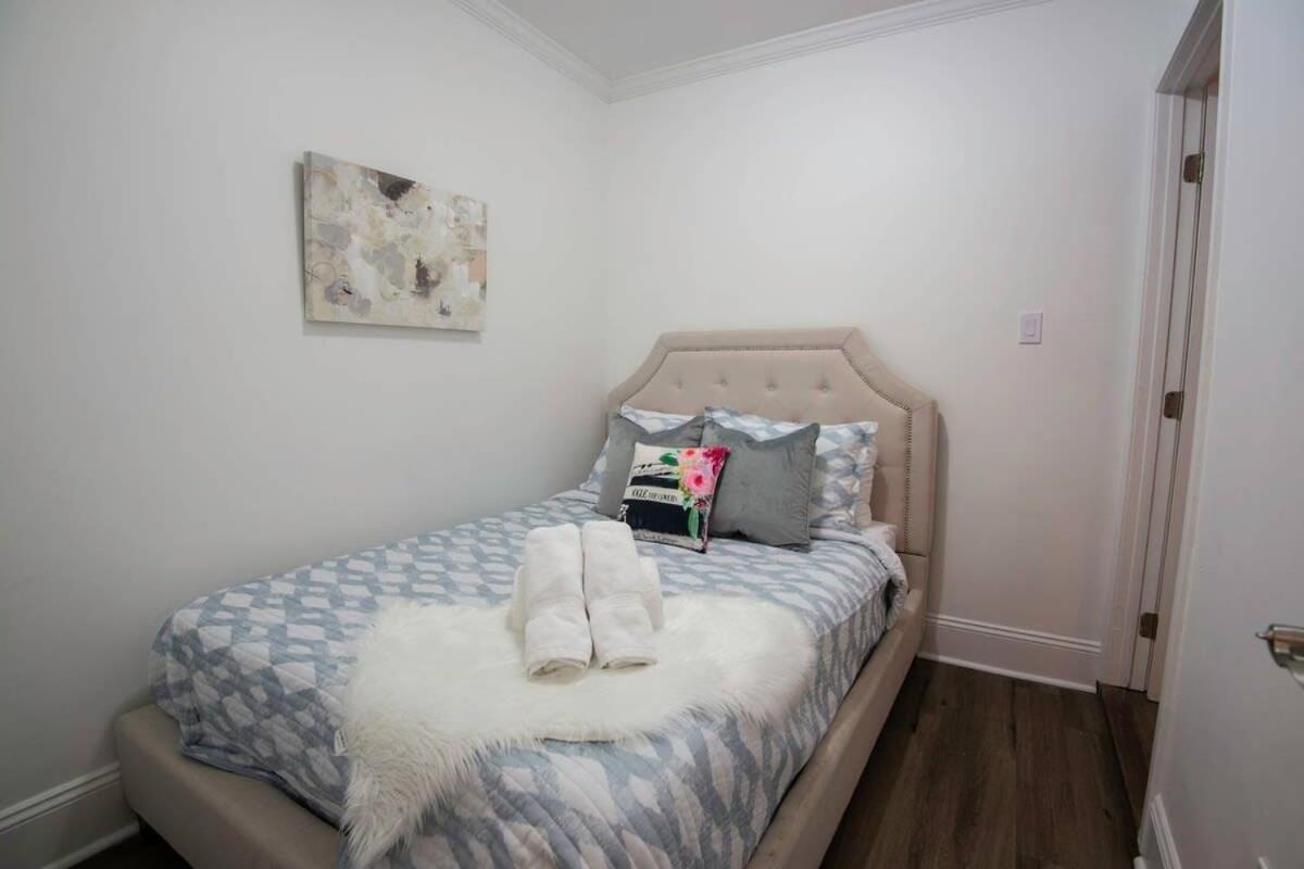 5 Bedroom - Sleeps 8! Steps From Bourbon Street! * New Orleans