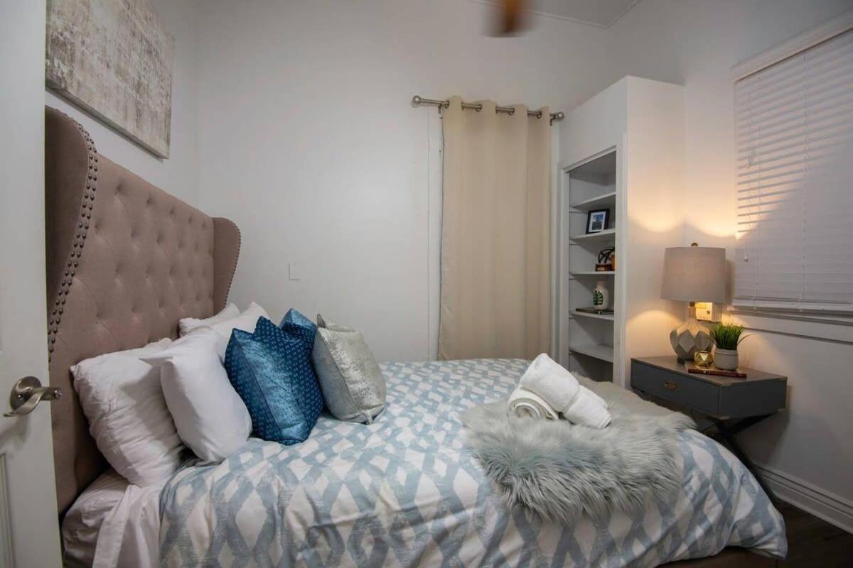 5 Bedroom - Sleeps 8! Steps From Bourbon Street! *