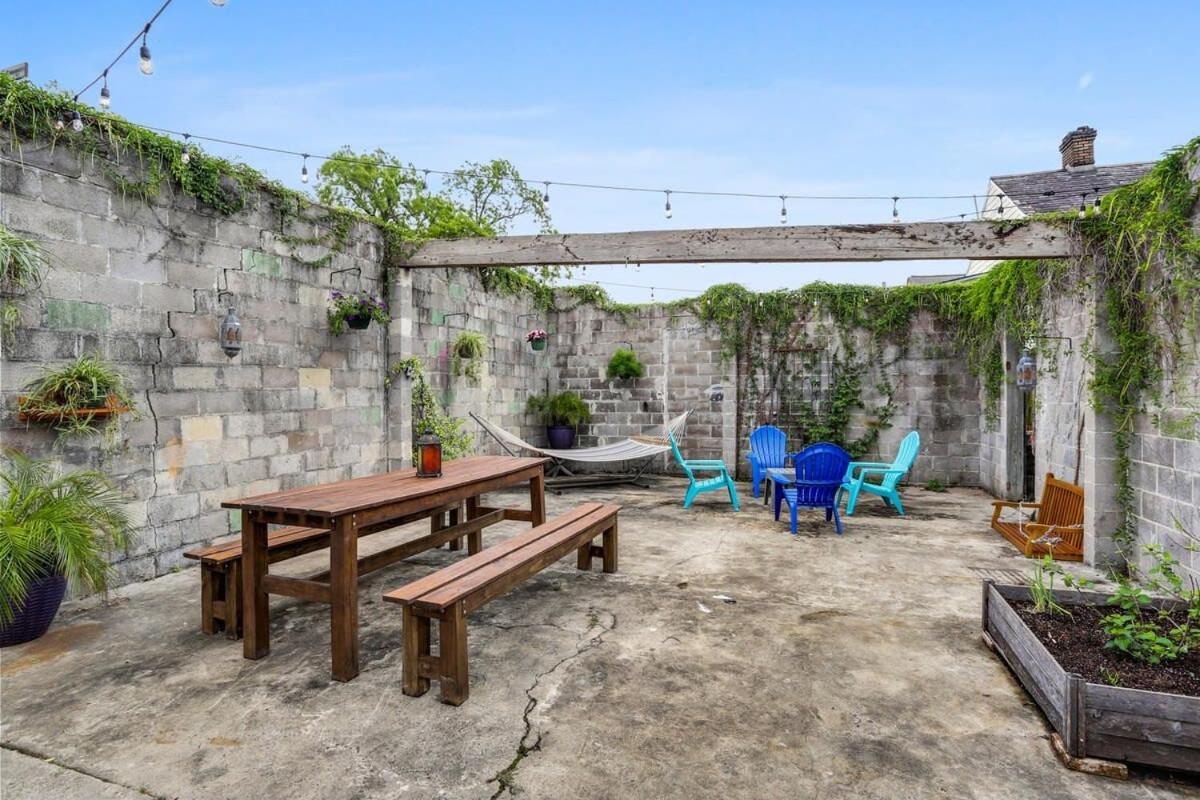 Urban 3 Bedroom Local Art Filled Frenchman Oasis *