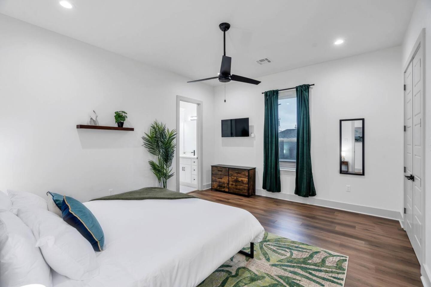 Luxe 3br Huge Backyard & Balcony, Walk To Dome New Orleans