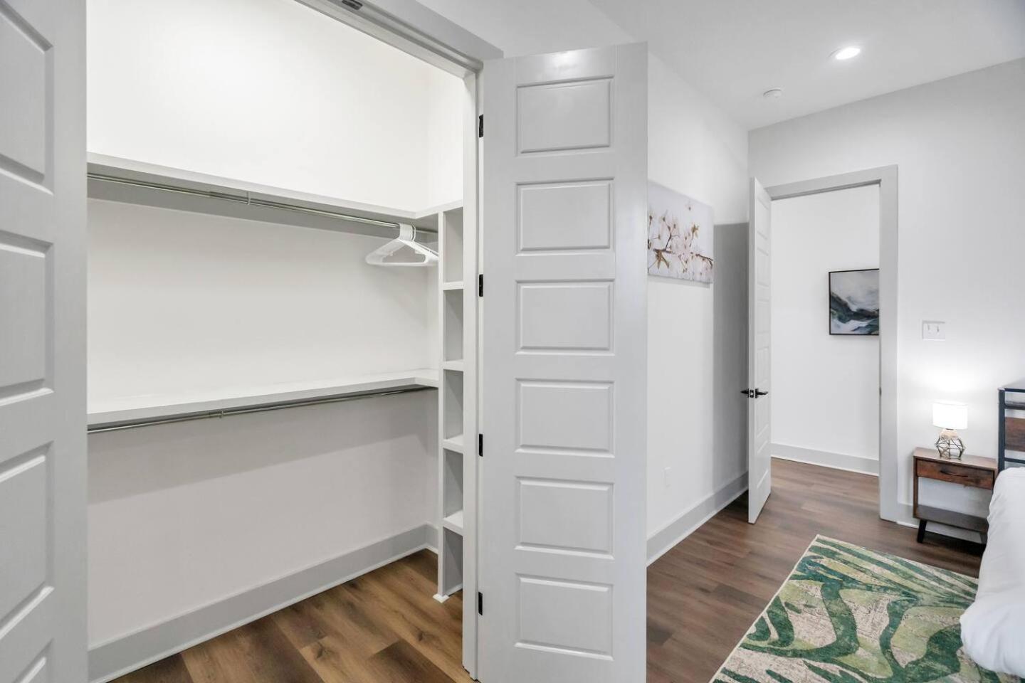 Luxe 3br Huge Backyard & Balcony, Walk To Dome