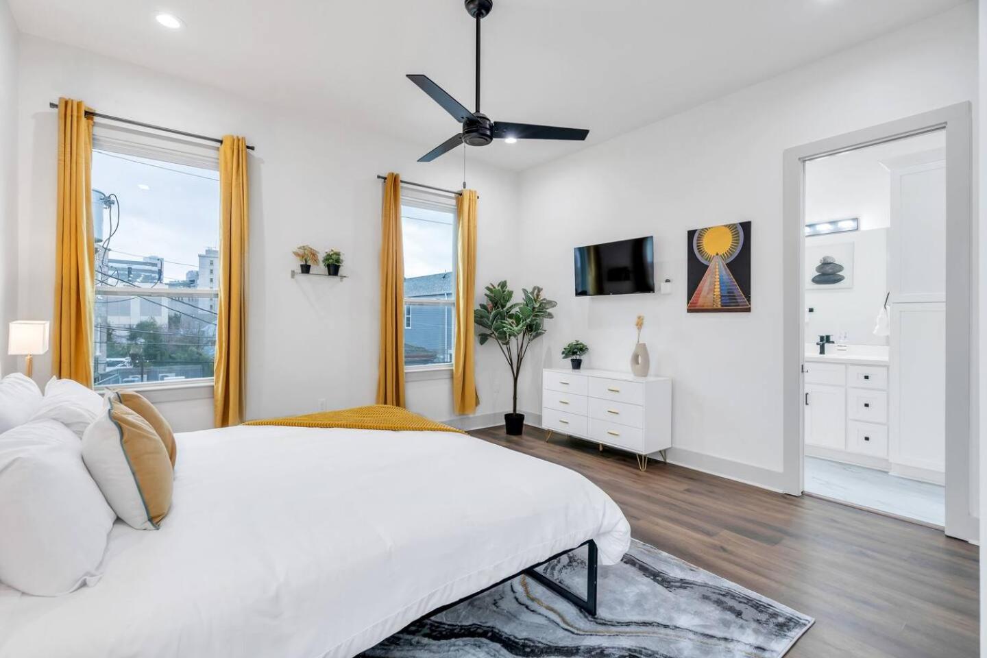 Luxe 3br Huge Backyard & Balcony, Walk To Dome Holiday home *