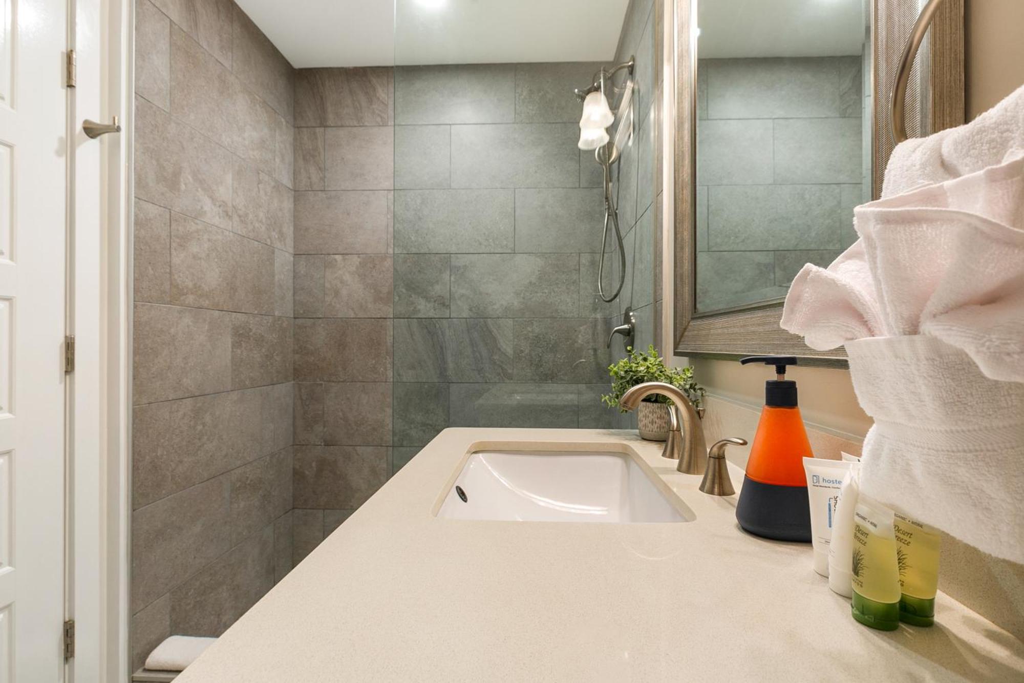 Apartment Nola Charm - Luxury 4-bed Retreat Steps From French Quarter New Orleans