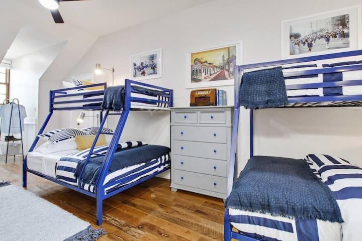 Designer Walking Distance To The French Quarter's Holiday home