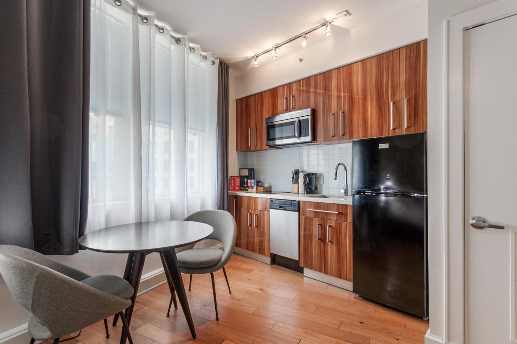 Spacious Modern Near French Quarter Apartment *
