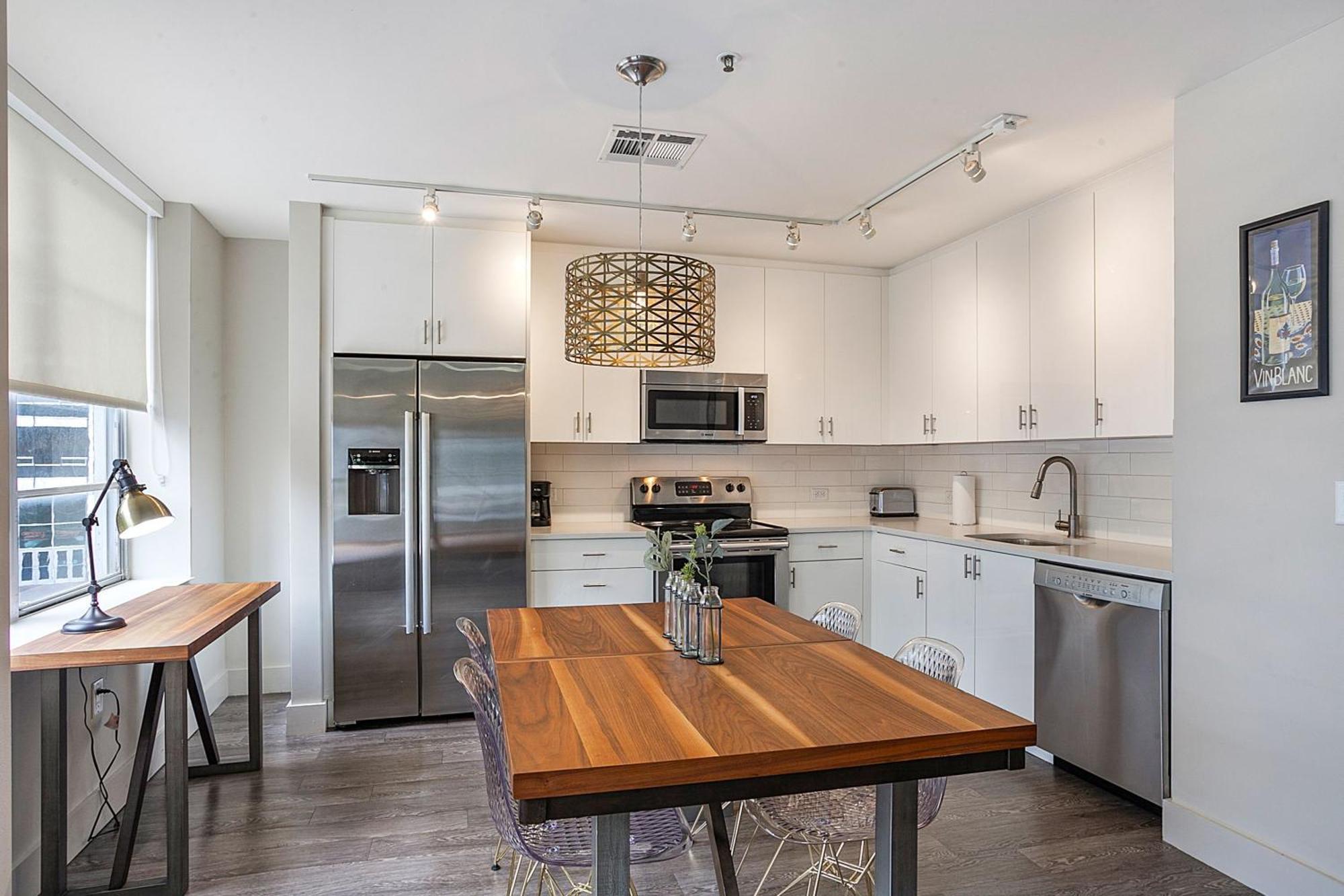 Modern & Fully Furnished In The Heart Of The Apartment *