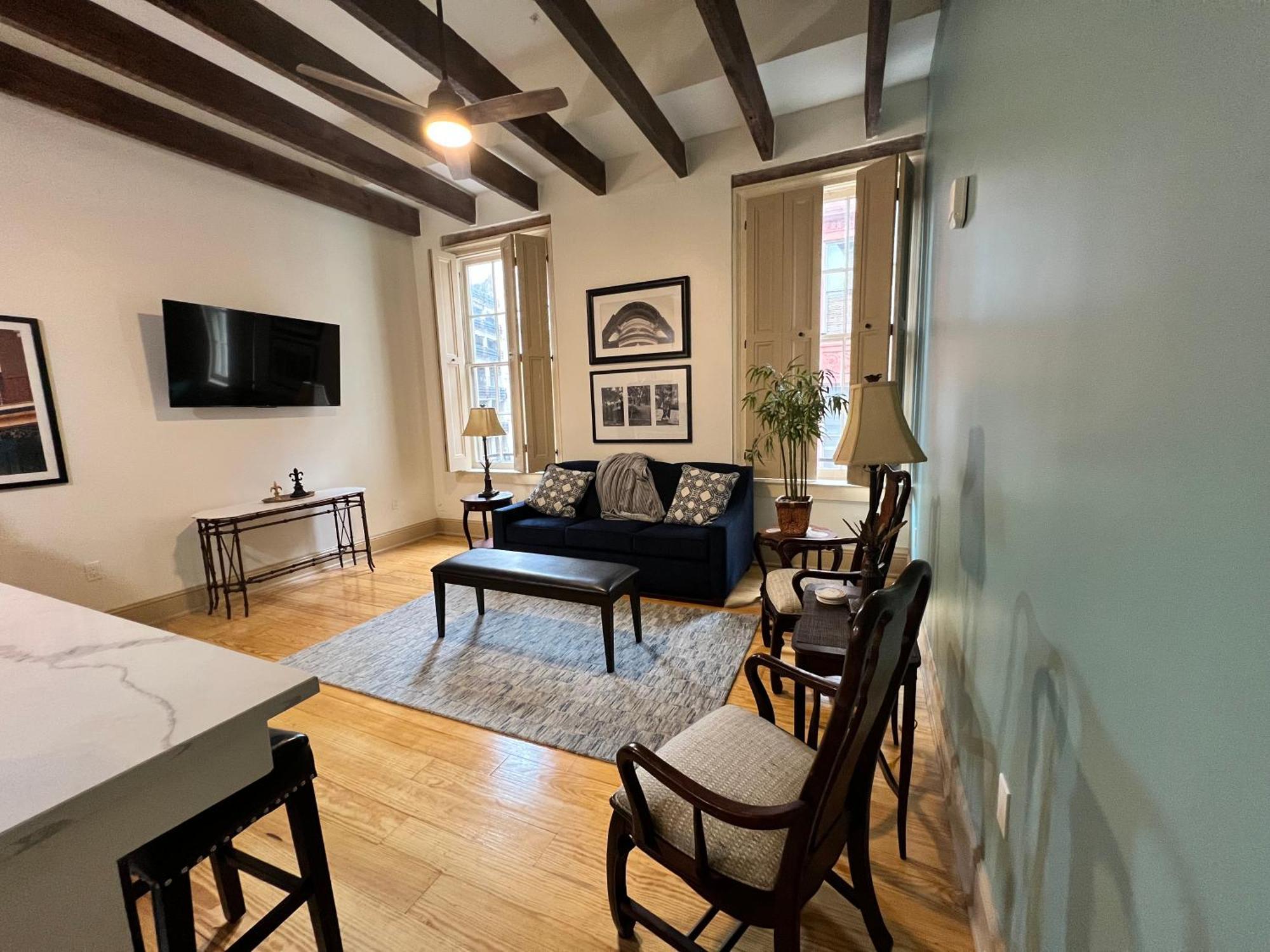 Entire W/ Party Rooftop - A Block Away From Parades Apartment *