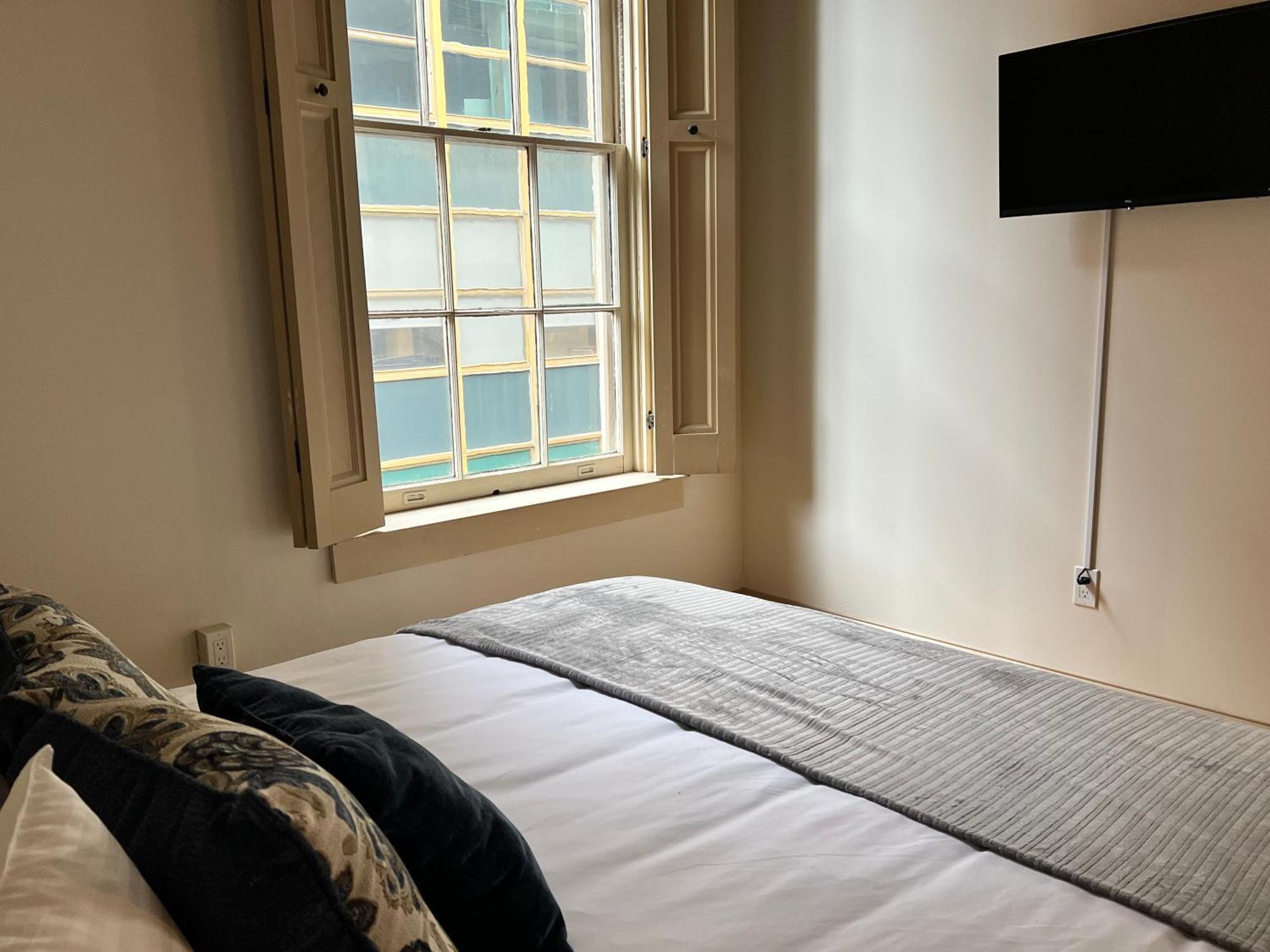Apartment Entire W/ Party Rooftop - A Block Away From Parades *