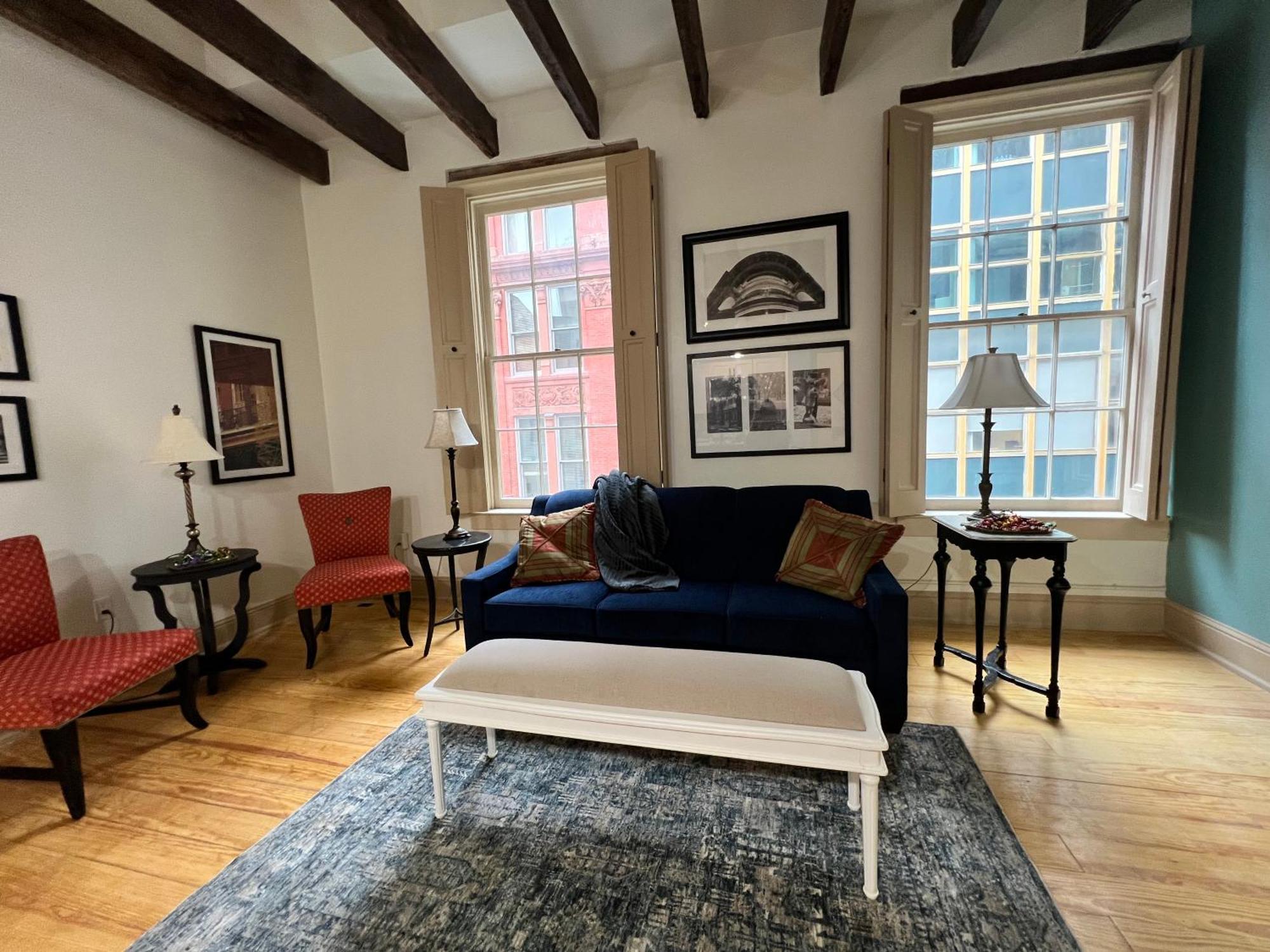 Apartment Entire W/ Party Rooftop - A Block Away From Parades *