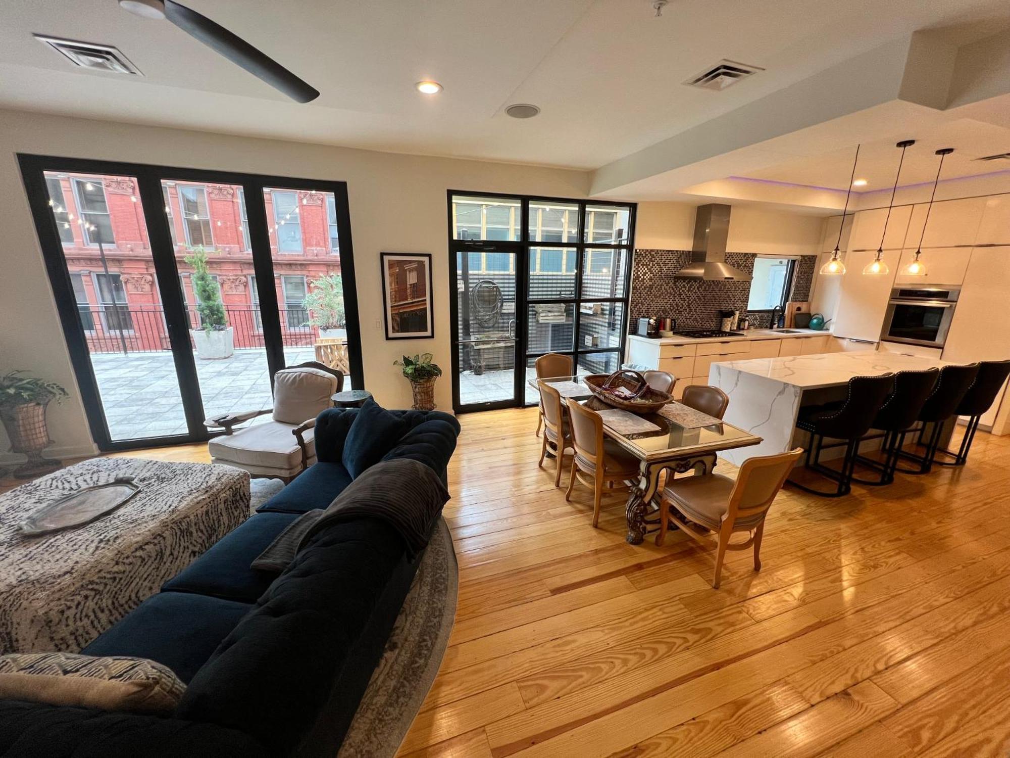 Entire W/ Party Rooftop - A Block Away From Parades *