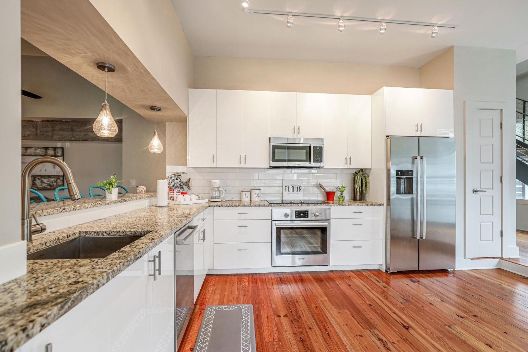 California Building By Hosteeva Apartment *