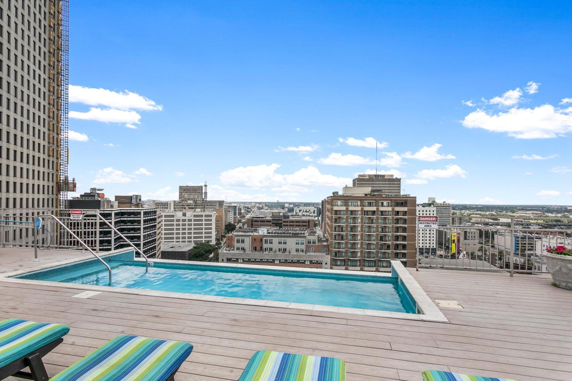 Spacious Modern Near French Quarter Apartment *