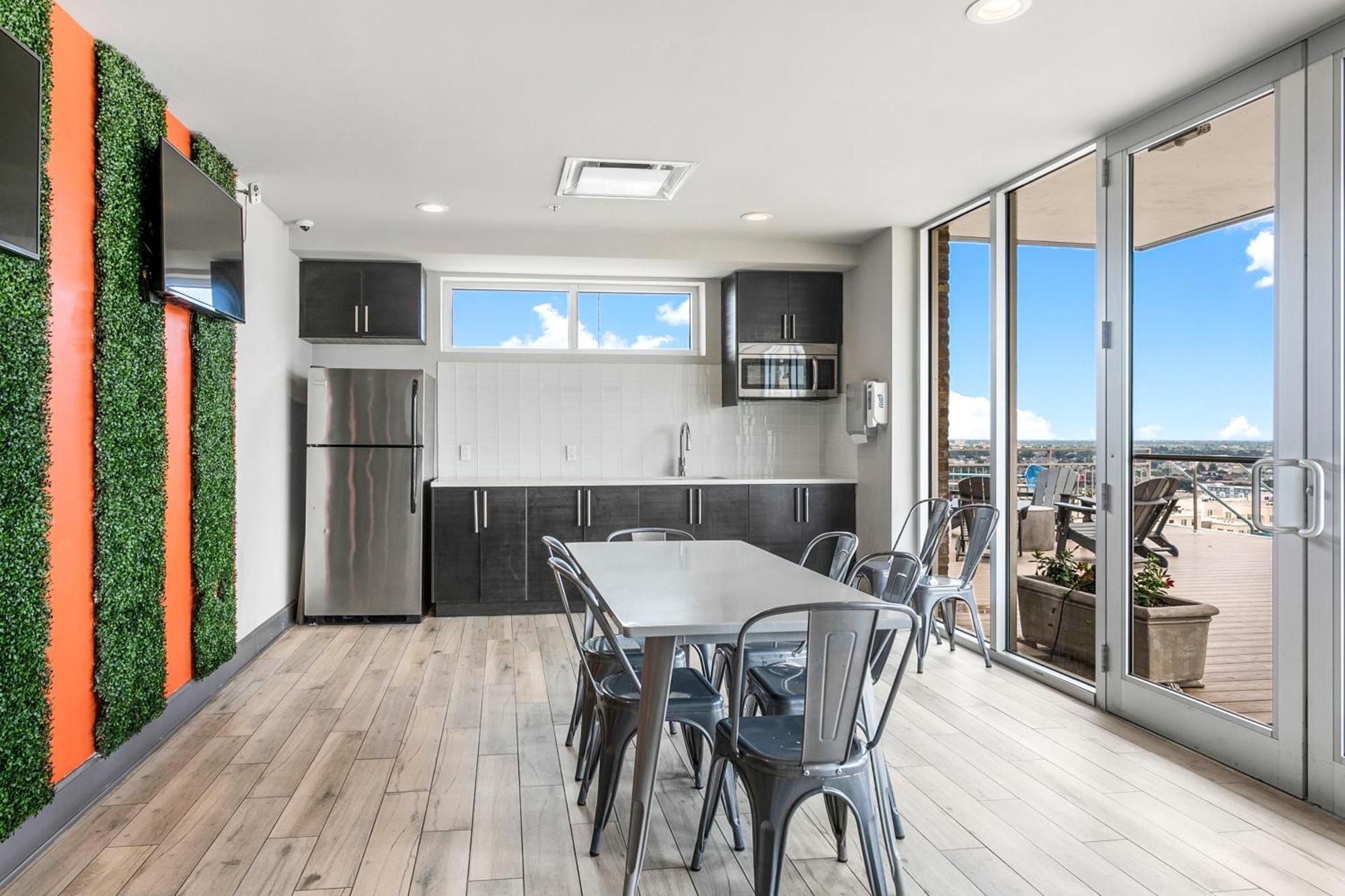 Spacious Modern Near French Quarter