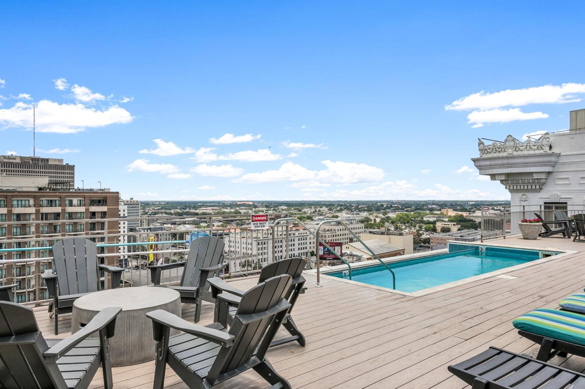 Spacious Modern Near French Quarter Apartment *