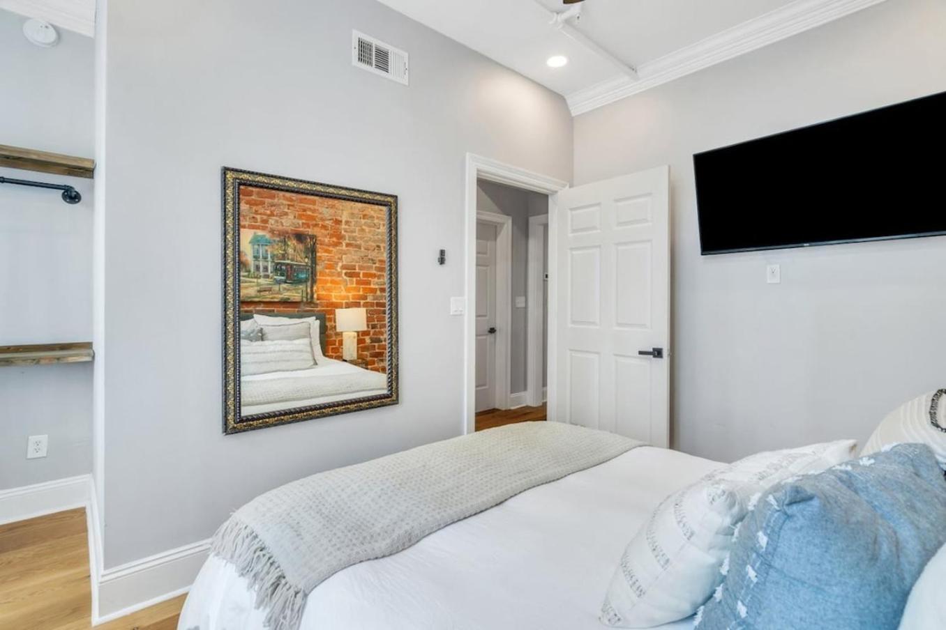 Historic 2br Condo, Walk To Fq & Dining Spots
