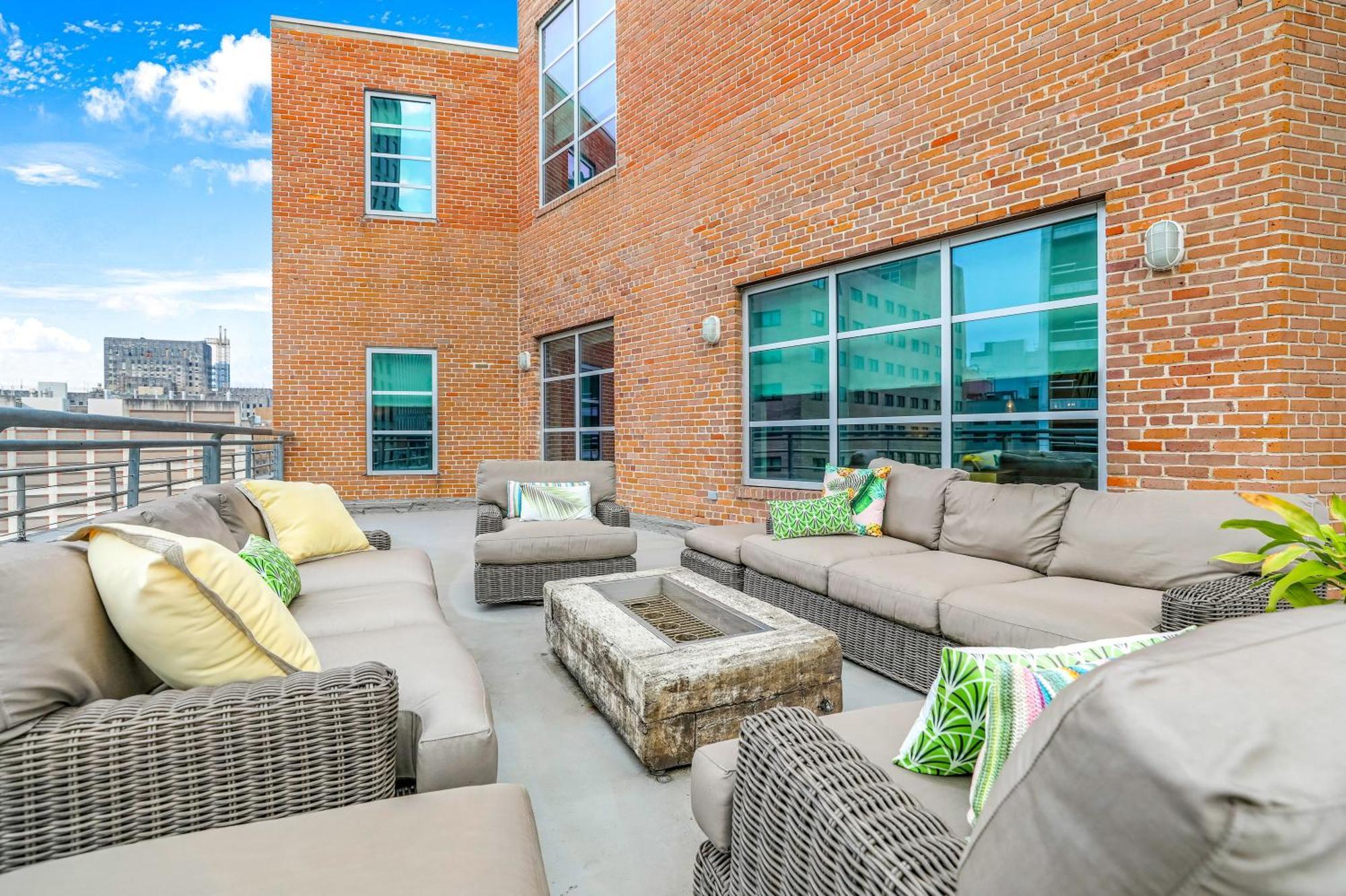 2br Spacious Downtown Apartment
